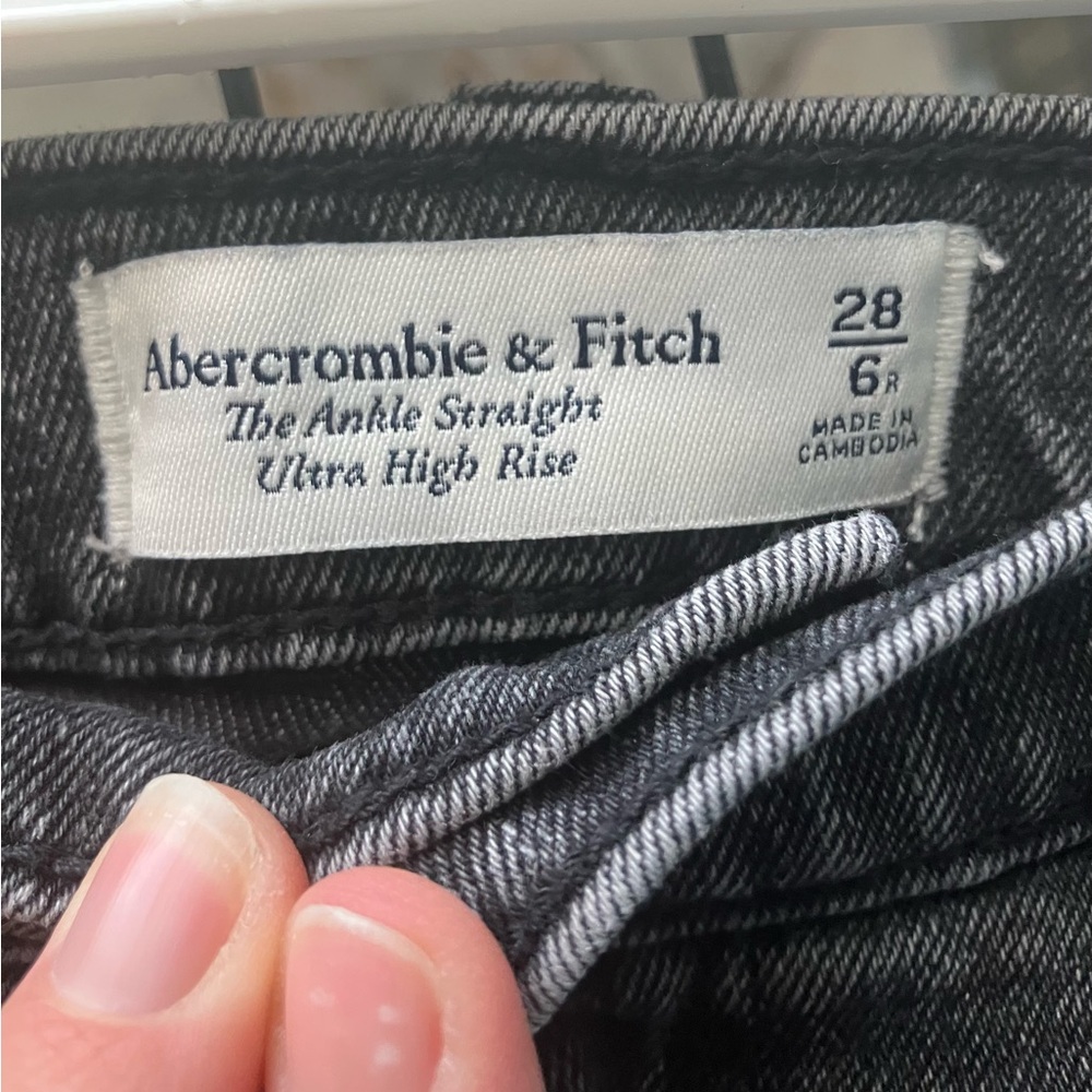 Abercrombie & Fitch Ankle Straight Ultra High Rise Jeans - Black Wash